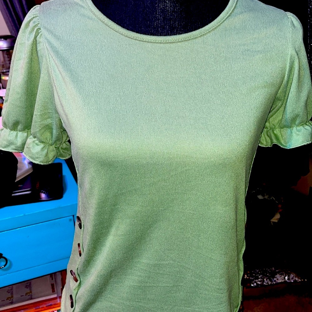 #782-NWOT(M)COMO BLU women's tops,accent buttons, ruffled sleeves